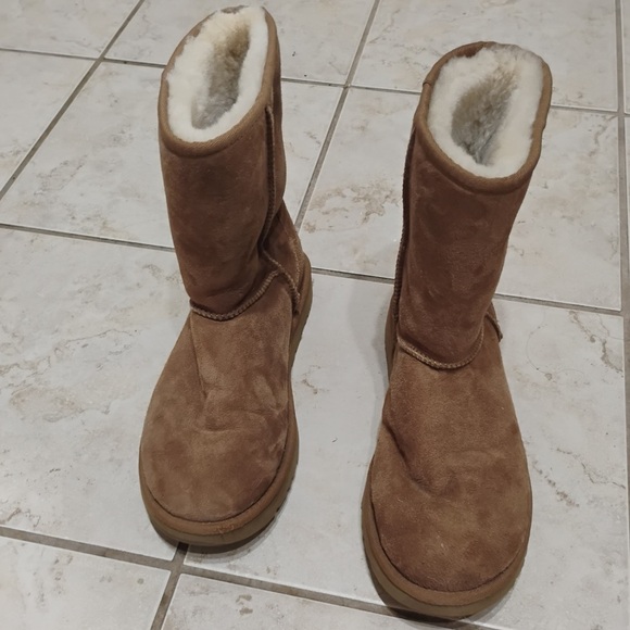 UGG Women's Classic Il Boot Chestnut Short Boots
1017703K Size 10 - Picture 2 of 9